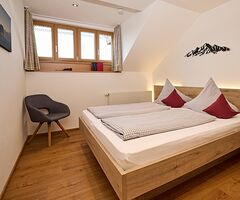 Bett im Schlafzimmer der Ferienwohnung Gipfelblick