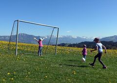 Kinder spielen Fußball auf dem Ferienhof im Allgäu