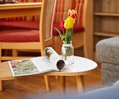 Detail mit Tulpe und Zeitschrift in der Ferienwohnung Gipfelblick