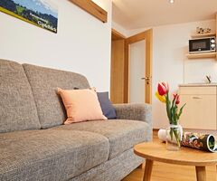 Couch mit Kissen in der Ferienwohnung Gipfelblick