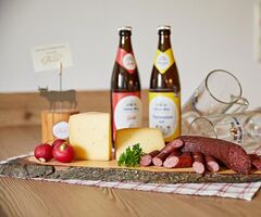Brotzeit in der Küche der Ferienwohnung Grüntenblick