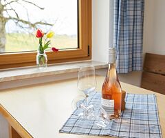 Küche der Ferienwohnung Bergblick mit Weingläsern