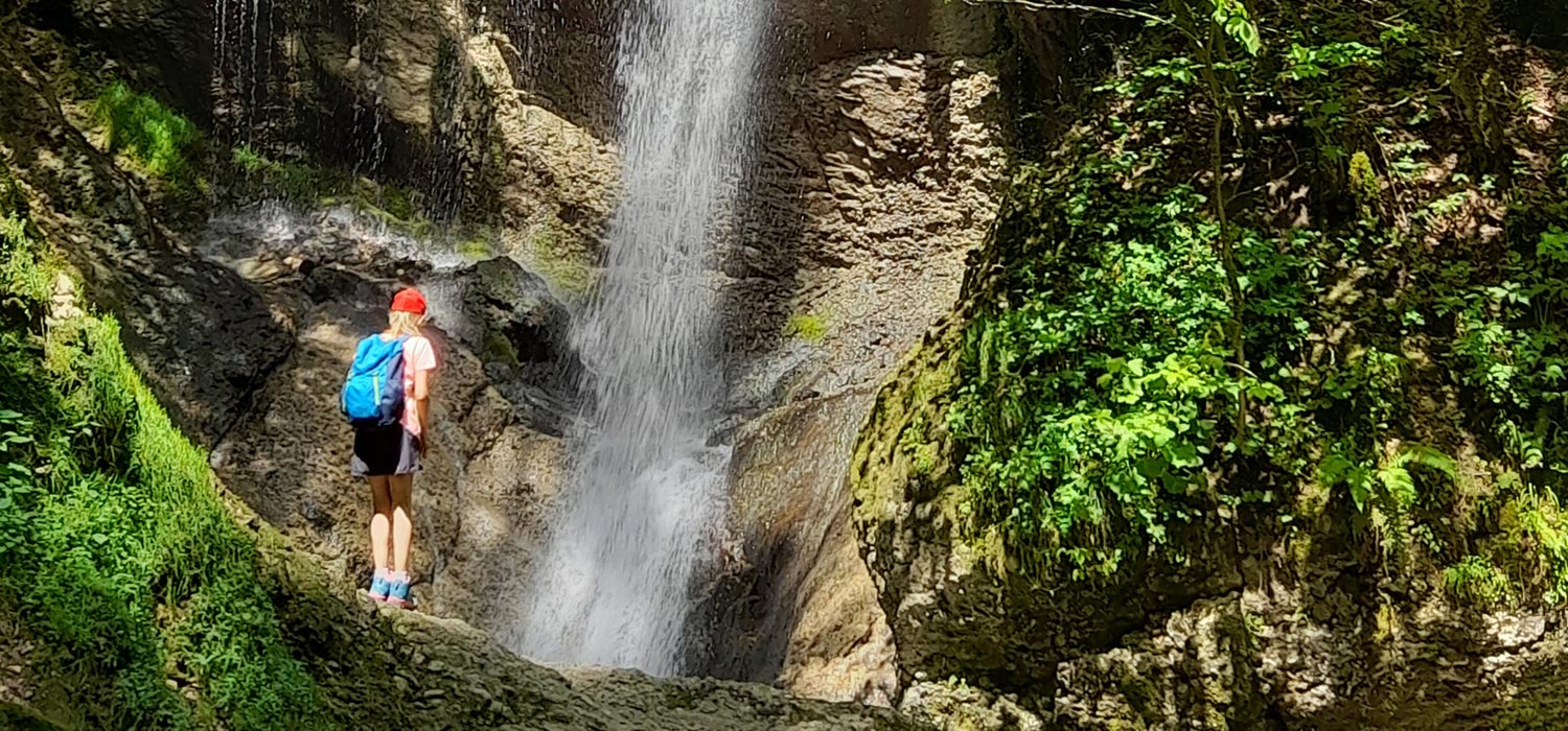 Wandern am Wasserfall im Allgäu in den Bergen