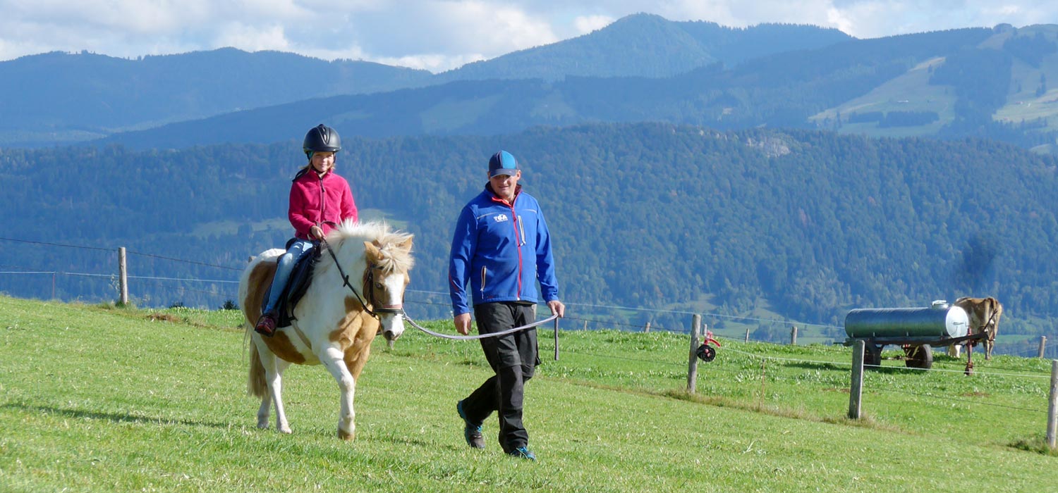 Ponyreiten für Kinder auf dem Bauernhof im Allgäu